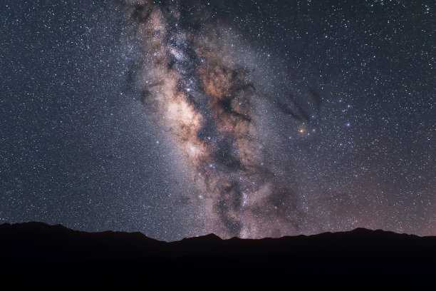夜晚的银河越过群山。图片下载