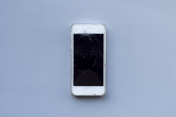 碎玻璃屏智能手机。服务中心在使用保护屏时显示智能手机的工作。手机保存的概念。俄罗斯罗斯托夫01/13/2020图片下载