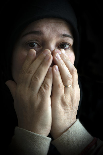 中年土耳其女人双手抱脸图片下载