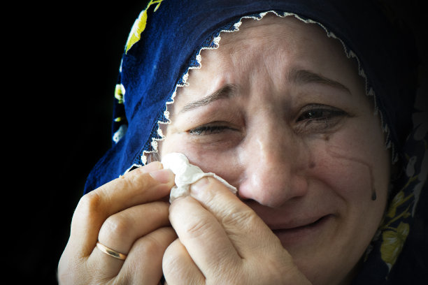 中年土耳其妇女哭泣图片下载