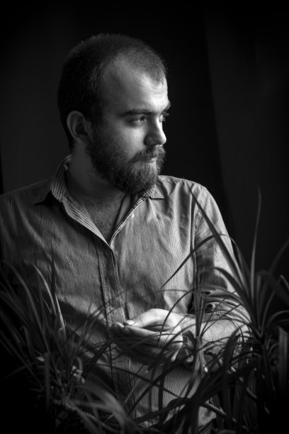 表情严肃、沉思的年轻土耳其男人肖像图片下载