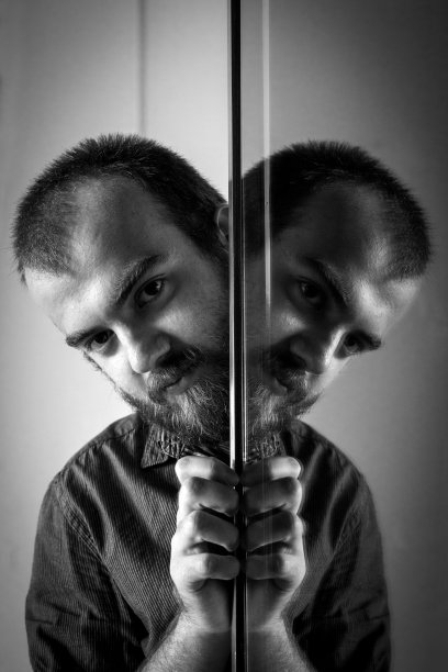 表情严肃、沉思的年轻土耳其男人肖像图片下载