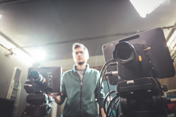 摄影师操作电影摄影机，广播录音棚图片下载