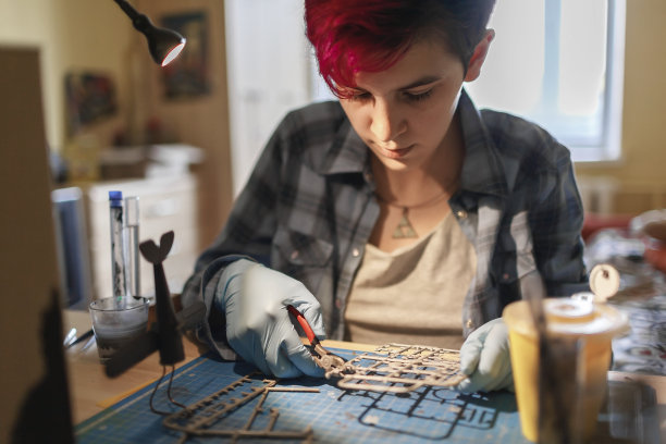 极客少女在家设计飞机模型，Z一代的生活方式，书呆子亚文化图片下载