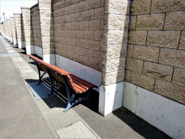 板凳上。图片下载