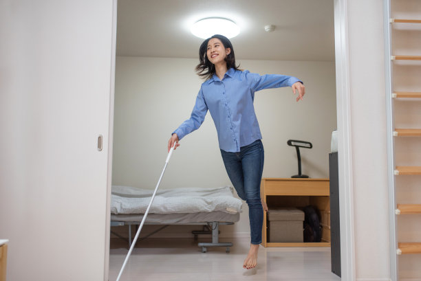 女人打扫房间图片下载