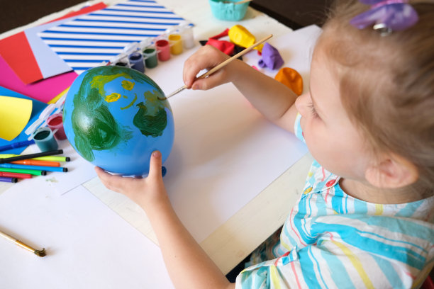 孩子画的图案画在气球上有趣的微笑。有趣的玩具。艺术工艺概念。图片下载