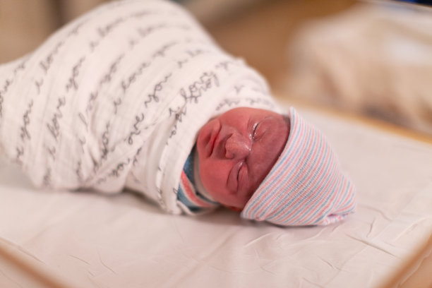 刚出生的女婴在襁褓里图片下载