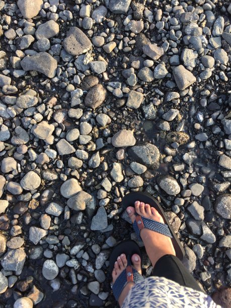 踩在海岸线上图片下载