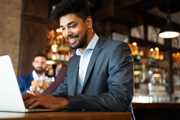 年轻的商人正在一家餐馆休息。工作职业商业生活理念图片下载