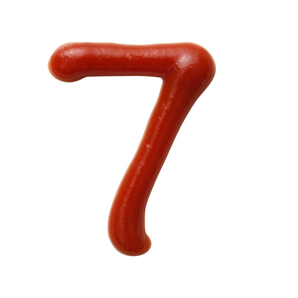 白色背景下用番茄酱做的数字7的单独照片图片下载