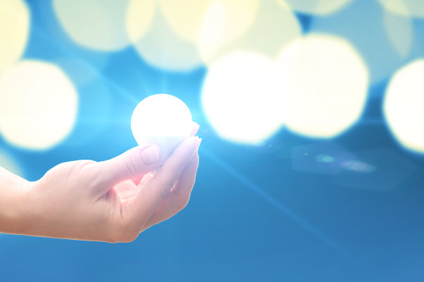 创意创意理念，智能技术和创新策略以灯泡的形式与光牵手图片下载