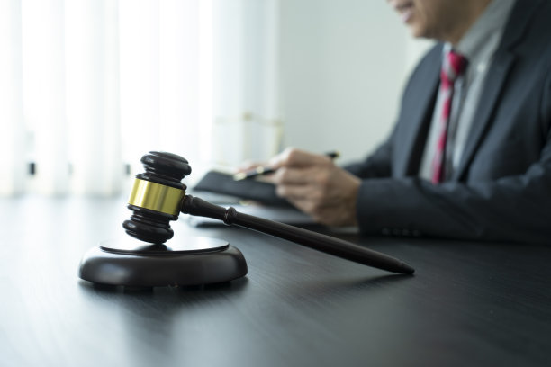 专注于律师或法官坐在小木槌上思考案件图片下载