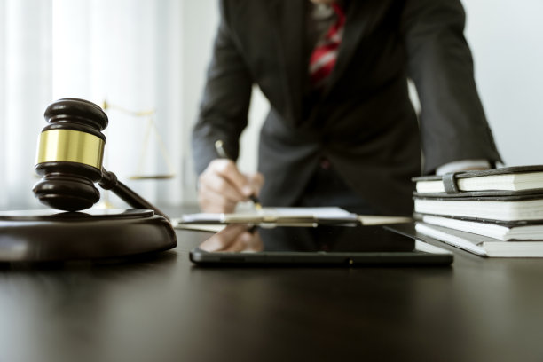 律师或法官站着拿着笔写法律图片下载