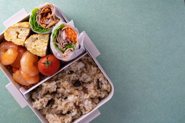 每天早上为爱妻做的便当(虾仁辣椒，生春卷)图片下载