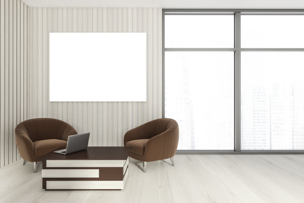 等候室内部空无一人。两把扶手椅和一张桌子。全景窗口。酒店会议区域。在墙上模仿海报。图片下载