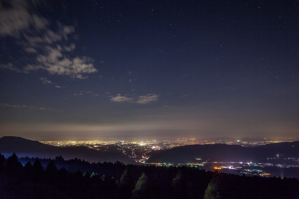 日本熊本县麻生高原的星空图片下载