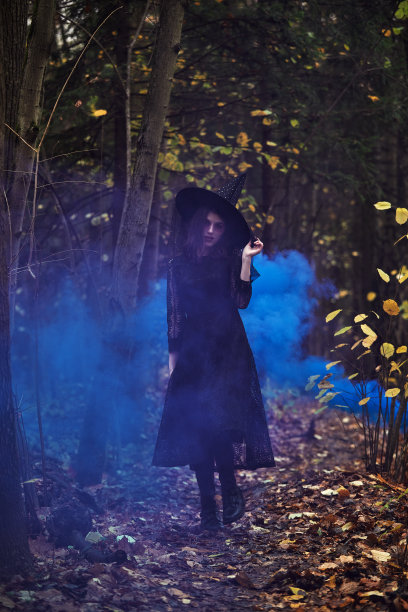 时尚照片的女人与创造性的化妆在森林。幻想图片下载