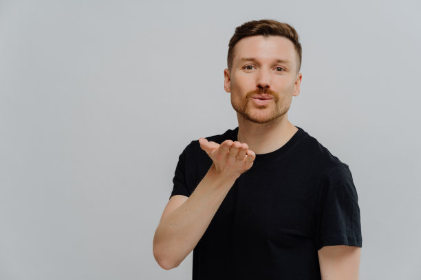 年轻的帅哥对着镜头飞吻图片下载