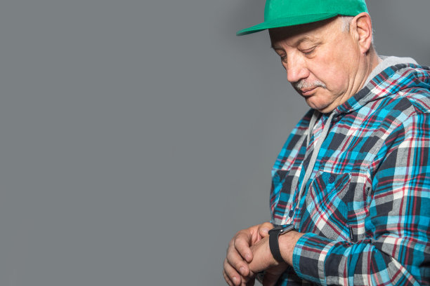 有智能手表的老人图片下载