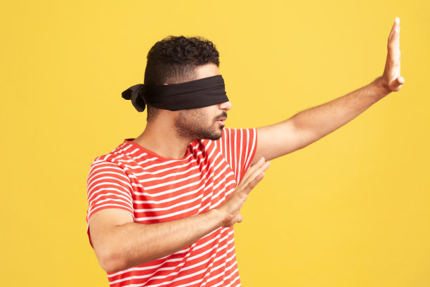 戴着黑色眼罩，伸出手，学习通过触摸导航的胡须男人的个人资料肖像图片下载