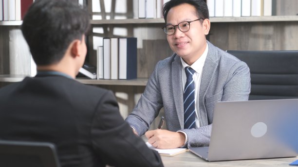 亚洲人在办公室面试工作背景，求职，经营理念图片下载