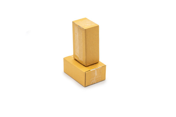 孤立的两个棕色纸盒邮政包裹从网上购物，是交付给买家。这是在白色背景下的摄影棚灯光下拍摄的。剪切路径。图片下载