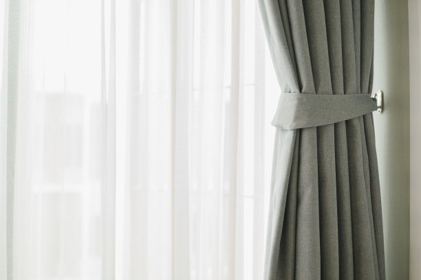 玻璃窗户，白色半透明窗帘。早晨，在美丽的阳光下拉起透明的窗帘图片下载