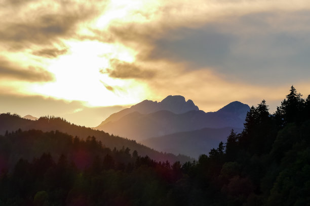 夕阳在山上，数码照片图片作为背景图片下载