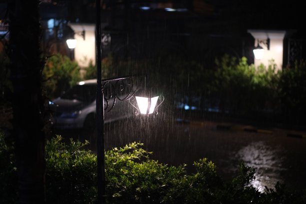 晚上下雨图片下载