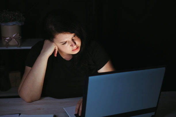 疲惫不堪的女商人在晚上工作图片下载