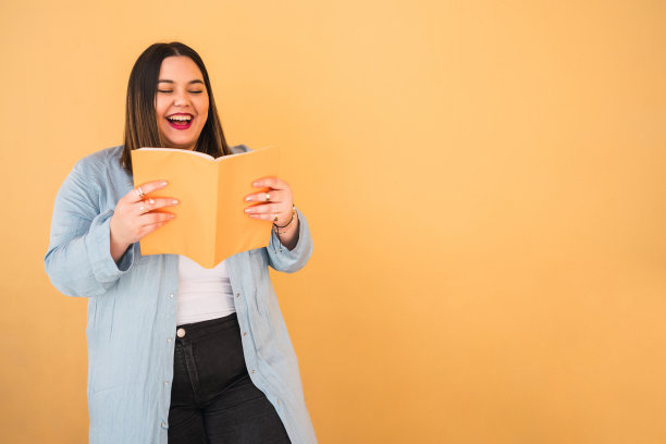 年轻的胖女人在看书。图片下载