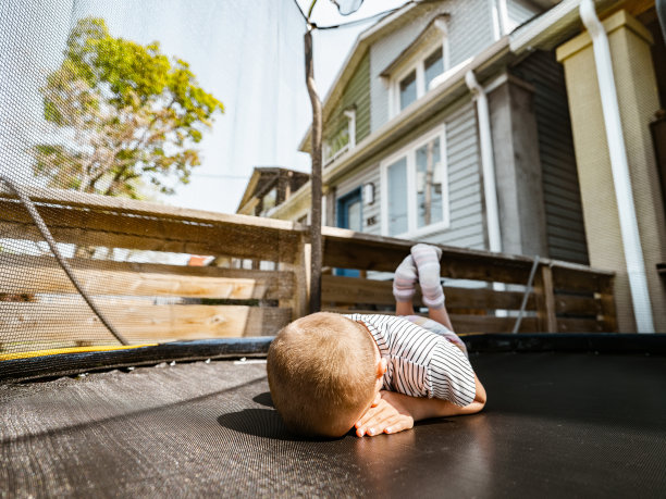 小女孩在玩蹦床图片下载
