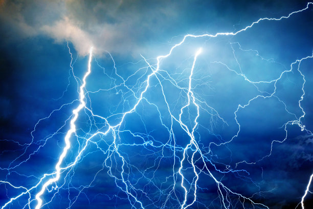 夏日风暴中的闪电图片下载