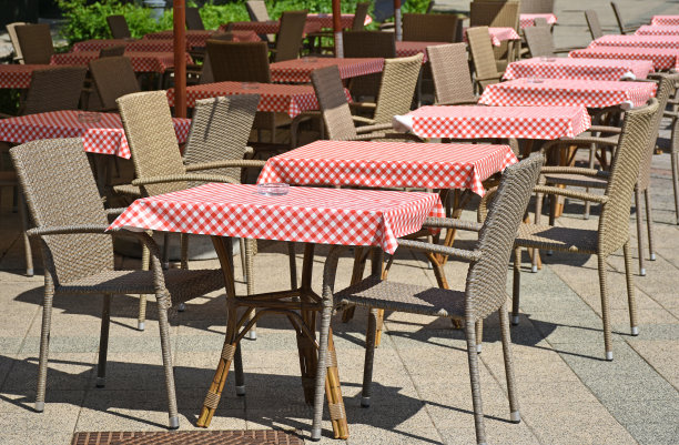 户外的餐桌和椅子图片下载