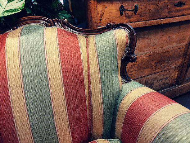 复古的房间，老式的扶手椅图片下载