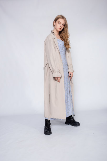 一个穿着米色雨衣的金发女孩的肖像图片下载