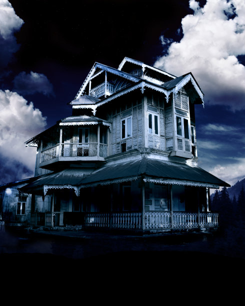 鬼屋。在夜空背景上的旧废弃的房子图片下载