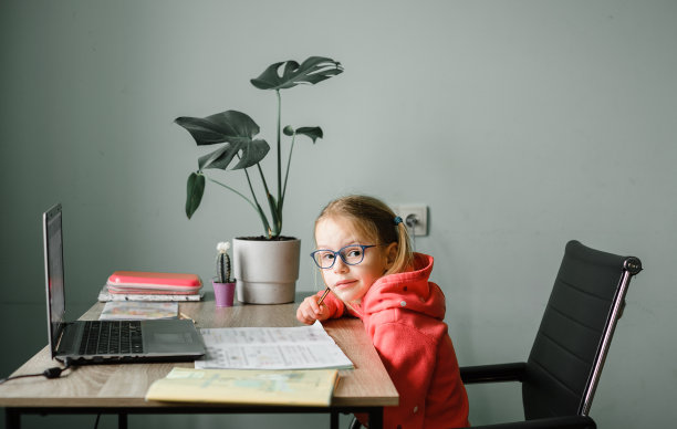 一个戴着眼罩的大三女生在笔记本上写着什么，在网上学习图片下载