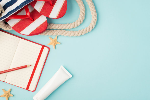 顶视图照片条纹人字拖在沙滩包红色规划师铅笔奶油瓶和海星孤立的淡蓝色背景与copyspace图片下载