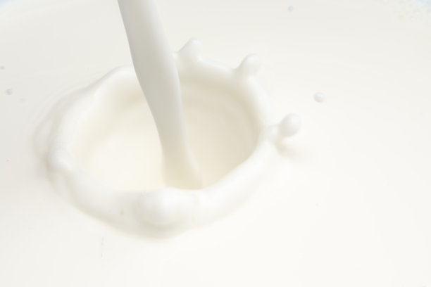 近距离喷洒牛奶图片下载