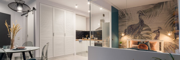 开着灯的小公寓，全景图片下载