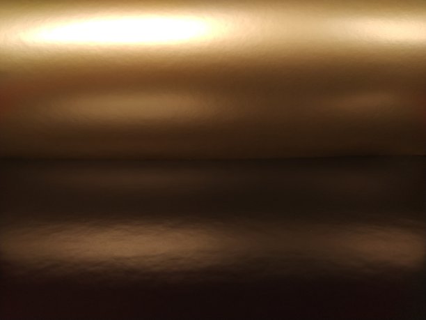 渐变在一个棕色的背景。水平折叠有光泽的纸或箔，具有溢出和眩光。柔和的棕色和米色。神秘的光辉。北极光。豪华织物。金属黄金闪闪发光。图片下载