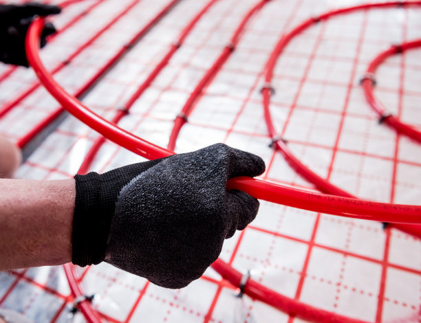 管道安装工在家里安装地板采暖系统图片下载