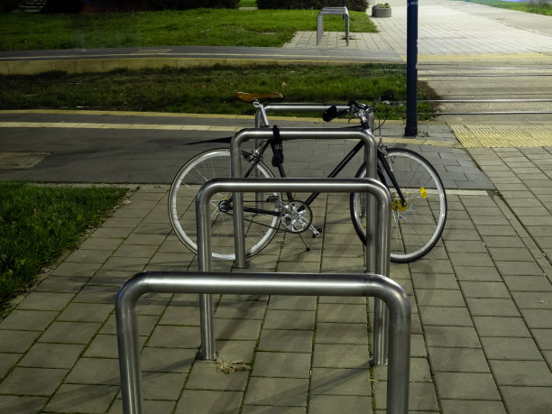 夜间，自行车停放在街道的停车场上图片下载