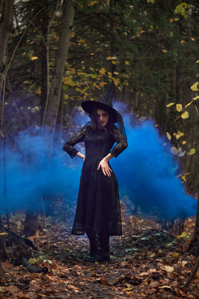 时尚照片的女人与创造性的化妆在森林。幻想图片下载