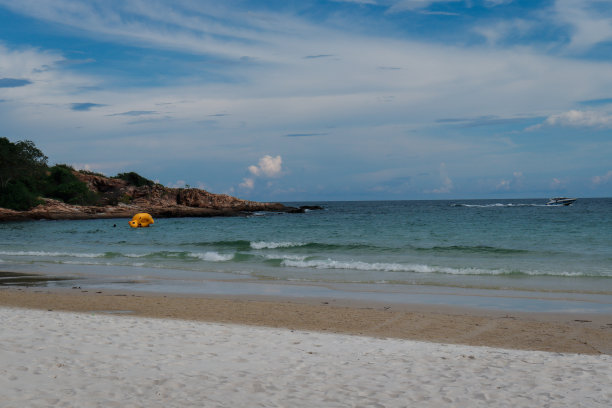 碧海蓝天的热带夏日沙滩，美丽的自然风光。泰国罗勇的萨美岛。图片下载