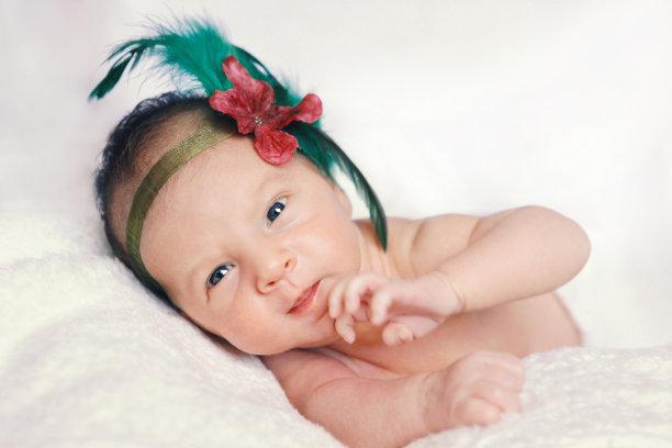 可爱的小女孩的肖像，戴着头巾，头上戴着花图片下载