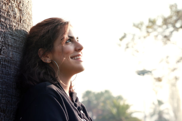 户外肖像美丽的年轻成年妇女图片下载