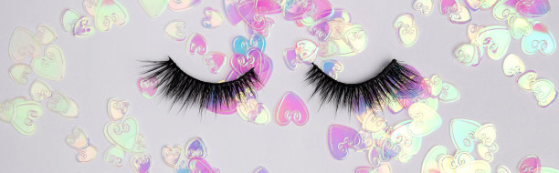 带睫毛和五彩纸屑的贺卡。平放俯视图图片下载